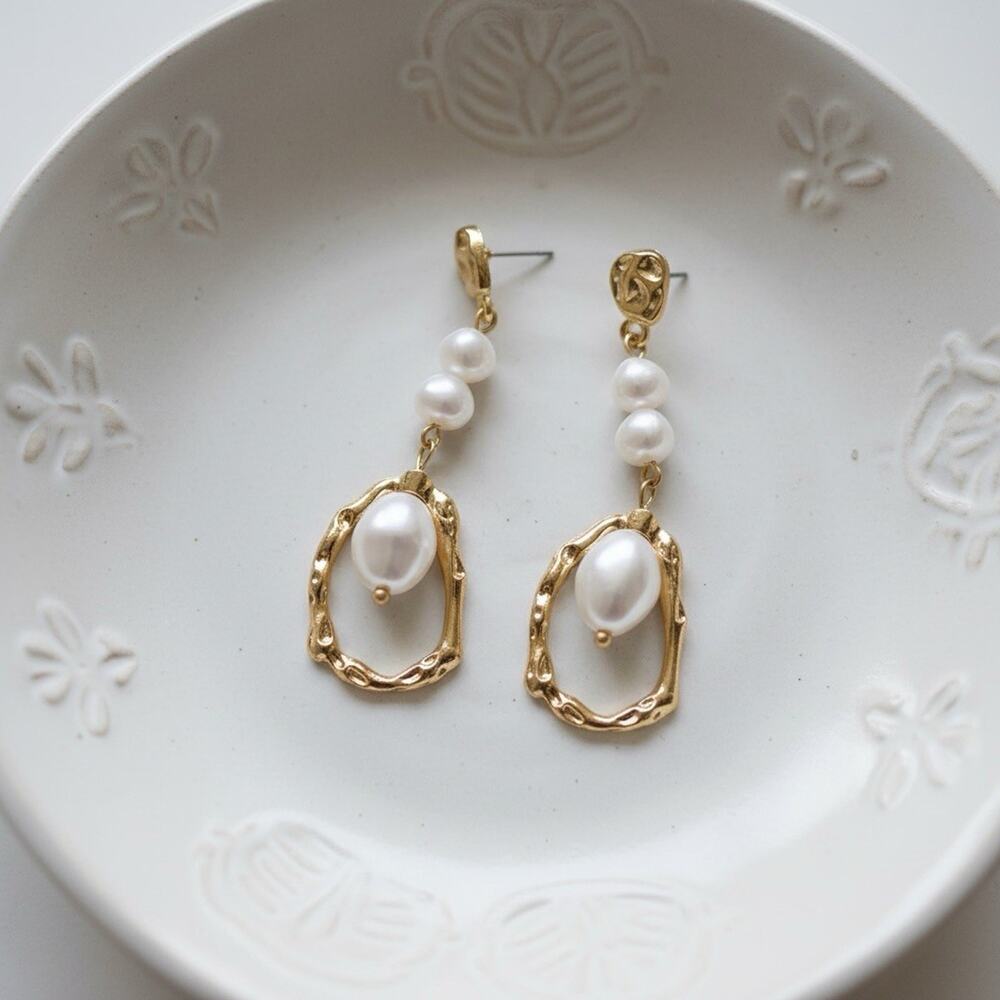 Anthropologie Pearl Hoop Gold Hammered Errings VTG Court Boho Wedding Statement
